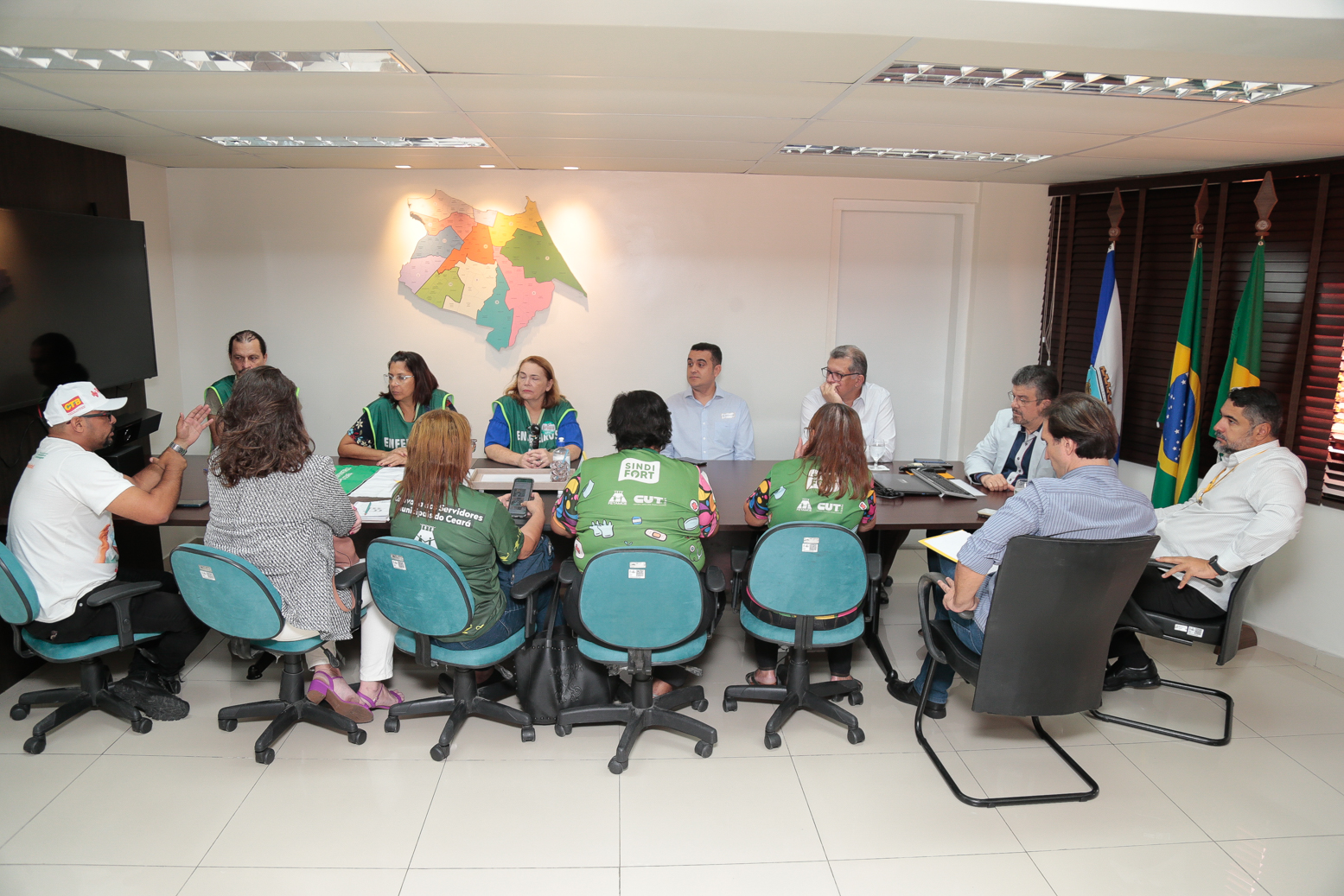 grupo de pessoas reunidas